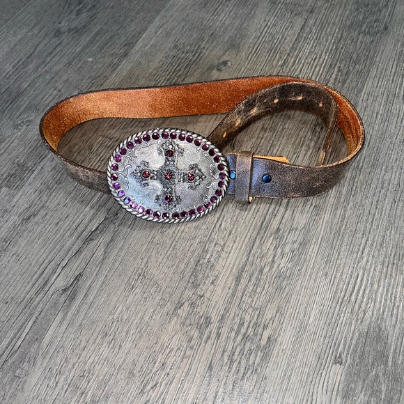 Distressed leather belt with gem buckle. - Picture 10 of 10